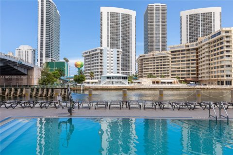 Copropriété à louer à Hallandale Beach, Floride: 3 chambres, 146.51 m2 № 1962833 - photo 15