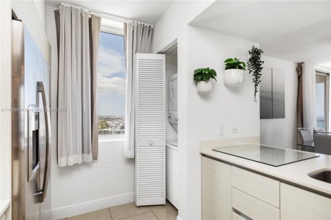 Copropriété à louer à Hallandale Beach, Floride: 3 chambres, 146.51 m2 № 1962833 - photo 8