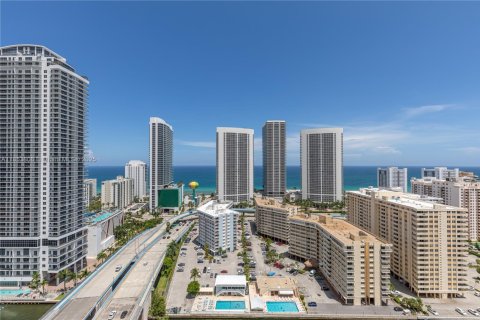 Copropriété à louer à Hallandale Beach, Floride: 3 chambres, 146.51 m2 № 1962833 - photo 2