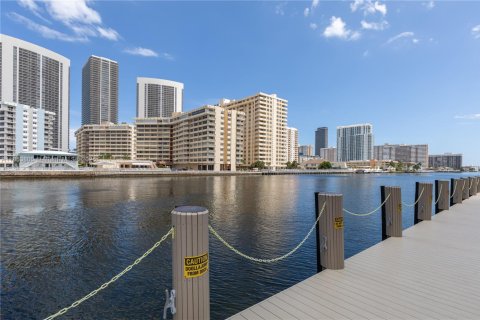 Copropriété à louer à Hallandale Beach, Floride: 3 chambres, 146.51 m2 № 1962833 - photo 19
