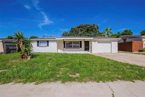House in Port Richey, Florida 2 bedrooms, 104.79 sq.m. № 1821075 - photo 1