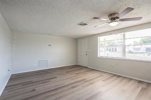 House in Port Richey, Florida 2 bedrooms, 104.79 sq.m. № 1821075 - photo 6