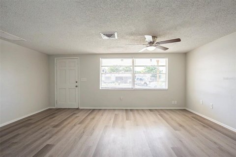 House in Port Richey, Florida 2 bedrooms, 104.79 sq.m. № 1821075 - photo 5