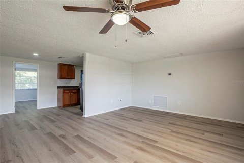 House in Port Richey, Florida 2 bedrooms, 104.79 sq.m. № 1821075 - photo 8