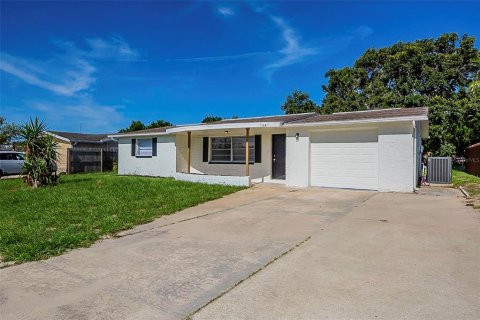 House in Port Richey, Florida 2 bedrooms, 104.79 sq.m. № 1821075 - photo 2