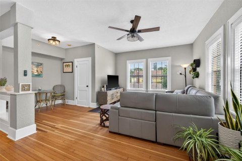 Condo in Saint Petersburg, Florida, 2 bedrooms № 2112879 - photo 8
