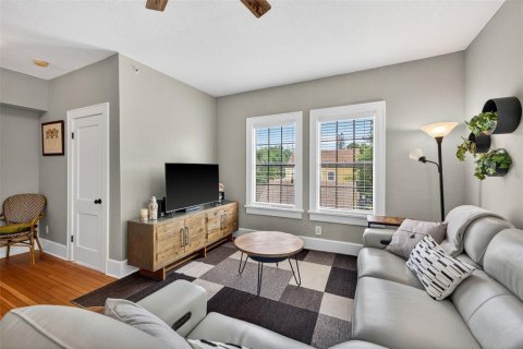 Condo in Saint Petersburg, Florida, 2 bedrooms № 2112879 - photo 6