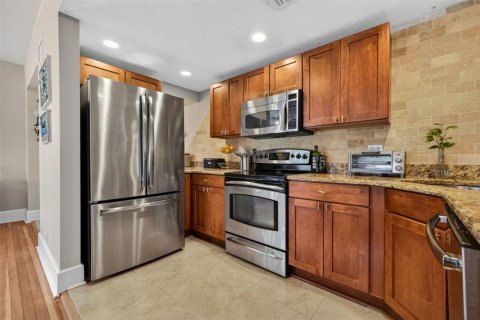 Condo in Saint Petersburg, Florida, 2 bedrooms № 2112879 - photo 10