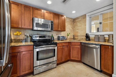 Condo in Saint Petersburg, Florida, 2 bedrooms № 2112879 - photo 11