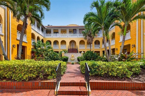Condo in Saint Petersburg, Florida, 2 bedrooms № 2112879 - photo 3