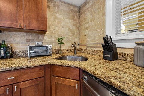 Condo in Saint Petersburg, Florida, 2 bedrooms № 2112879 - photo 12