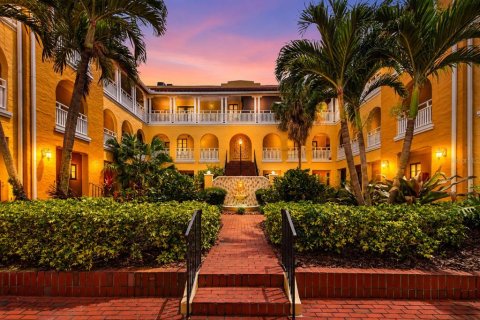 Condo in Saint Petersburg, Florida, 2 bedrooms № 2112879 - photo 2