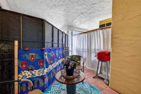 Condo in Saint Petersburg, Florida, 2 bedrooms № 2112879 - photo 26