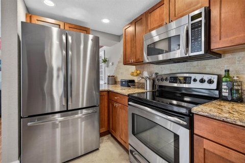 Condo in Saint Petersburg, Florida, 2 bedrooms № 2112879 - photo 9