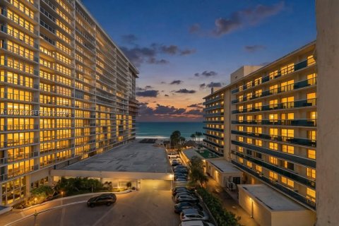 Купить кондоминиум в Форт-Лодердейл, Флорида 3 спальни, 230.4м2, № 2031922 - фото 2