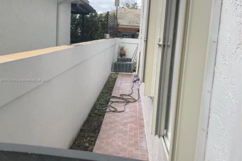 Casa en venta en Miami Lakes, Florida, 4 dormitorios, 253.81 m2 № 1861379 - foto 3