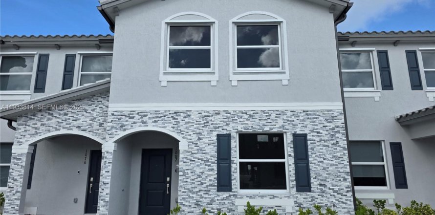 Таунхаус в Флорида-Сити, Флорида 4 спальни, 151.71м2 № 1992054