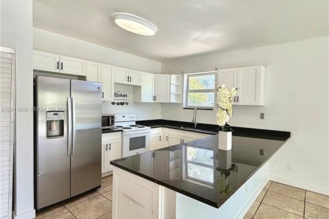 Casa en alquiler en Fort Lauderdale, Florida, 3 dormitorios, 320.33 m2 № 2075307 - foto 3