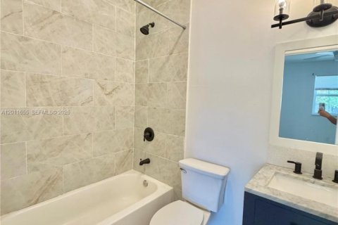Casa en alquiler en Fort Lauderdale, Florida, 3 dormitorios, 320.33 m2 № 2075307 - foto 9