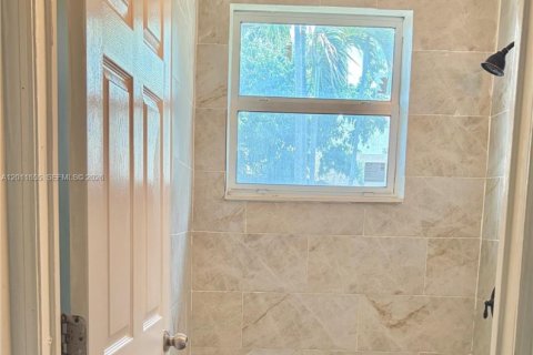 Casa en alquiler en Fort Lauderdale, Florida, 3 dormitorios, 320.33 m2 № 2075307 - foto 11