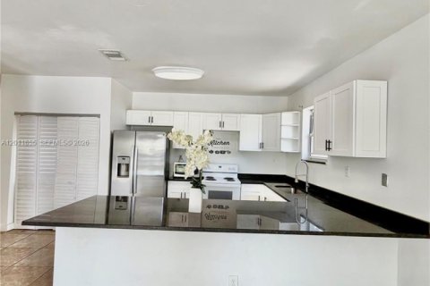 Casa en alquiler en Fort Lauderdale, Florida, 3 dormitorios, 320.33 m2 № 2075307 - foto 2