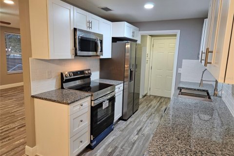 House in Spring Hill, Florida 3 bedrooms, 149.76 sq.m. № 2391509 - photo 3