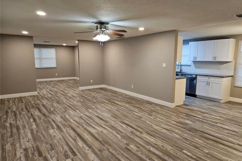 House in Spring Hill, Florida 3 bedrooms, 149.76 sq.m. № 2391509 - photo 8