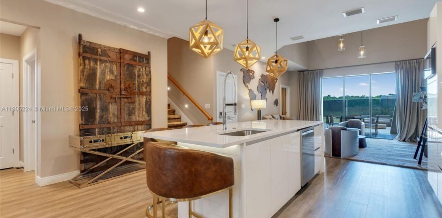 Таунхаус в Киссимми, Флорида 4 спальни, 219.06м2 № 1956116