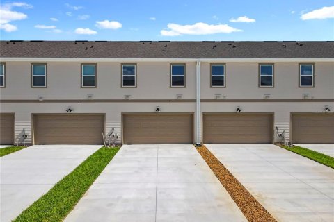 Townhouse in Winter Garden, Florida 3 bedrooms, 156.35 sq.m. № 1919643 - photo 2