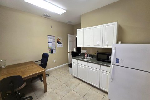 Propiedad comercial en alquiler en Wesley Chapel, Florida, 297.29 m2 № 1846953 - foto 8