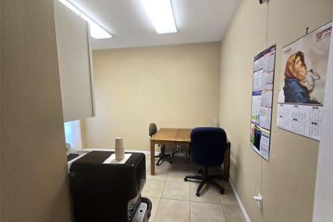 Propiedad comercial en alquiler en Wesley Chapel, Florida, 297.29 m2 № 1846953 - foto 10