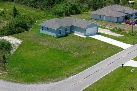 House in Lehigh Acres, Florida 4 bedrooms, 139.54 sq.m. № 2213878 - photo 2