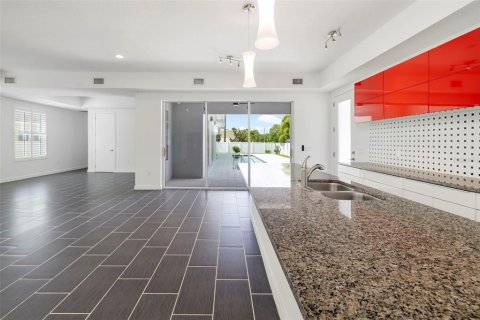 House in Sarasota, Florida 3 bedrooms, 213.49 sq.m. № 2220578 - photo 17