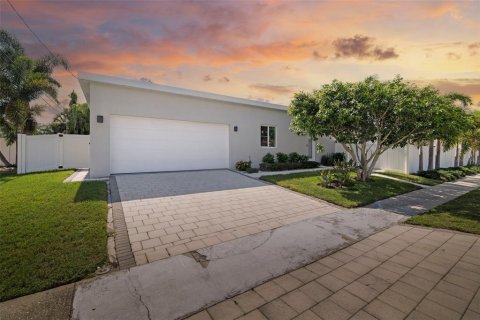 House in Sarasota, Florida 3 bedrooms, 213.49 sq.m. № 2220578