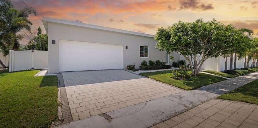 House in Sarasota, Florida 3 bedrooms, 213.49 sq.m. № 2220578