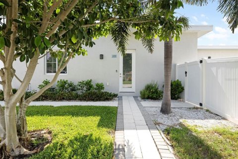 House in Sarasota, Florida 3 bedrooms, 213.49 sq.m. № 2220578 - photo 5