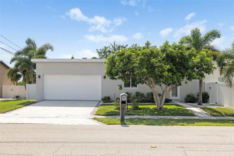 House in Sarasota, Florida 3 bedrooms, 213.49 sq.m. № 2220578 - photo 2