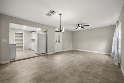 House in Sanford, Florida 3 bedrooms, 108.05 sq.m. № 2394415 - photo 12