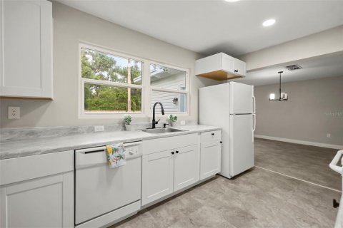 House in Sanford, Florida 3 bedrooms, 108.05 sq.m. № 2394415 - photo 8