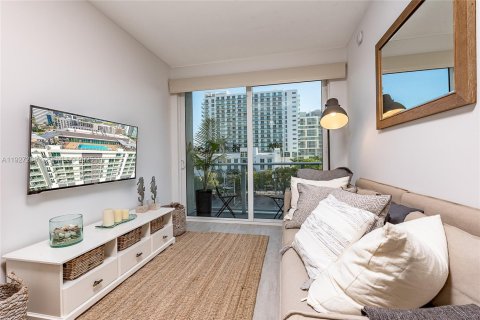 Condominio en alquiler en Miami, Florida, 1 dormitorio, 52.03 m2 № 1986229 - foto 17