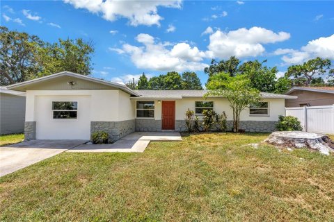 House in Largo, Florida 4 bedrooms, 129.88 sq.m. № 2228184