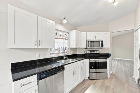 House in Orlando, Florida 3 bedrooms, 129.6 sq.m. № 2378037 - photo 4