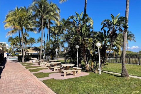 Condo in Miami Beach, Florida, 1 bedroom  № 1941105 - photo 15