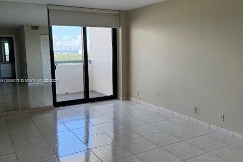 Condominio en alquiler en Miami Beach, Florida, 1 dormitorio, 78.78 m2 № 1941105 - foto 2