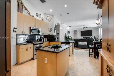 Casa en venta en Pembroke Pines, Florida, 4 dormitorios, 199.65 m2 № 2077389 - foto 11