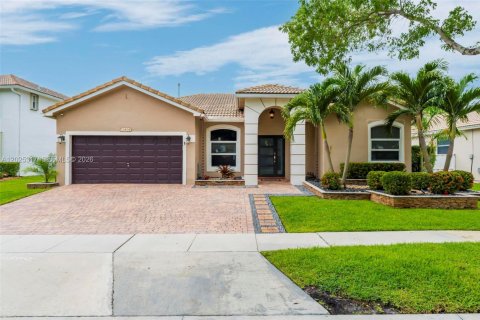 Casa en Pembroke Pines, Florida 4 dormitorios, 199.65 m2 № 2077389
