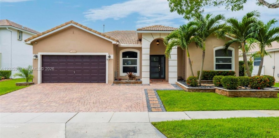 Casa en Pembroke Pines, Florida 4 dormitorios, 199.65 m2 № 2077389