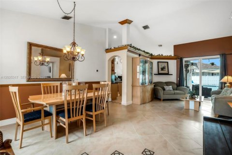 Casa en venta en Pembroke Pines, Florida, 4 dormitorios, 199.65 m2 № 2077389 - foto 4