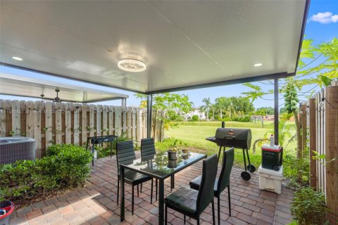 Touwnhouse à vendre à Miami, Floride: 3 chambres, 123.37 m2 № 1955875 - photo 11