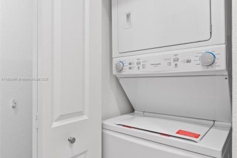 Touwnhouse à vendre à Miami, Floride: 3 chambres, 123.37 m2 № 1955875 - photo 21